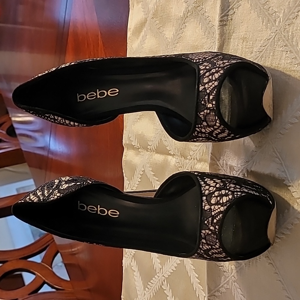 Pre owned Bebe black and white lace high heel sandals size 6